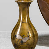 Vierpassige Vase aus Messing mit eingelegtem Dekor eines Kranichpaars zwischen Gräsern - фото 1