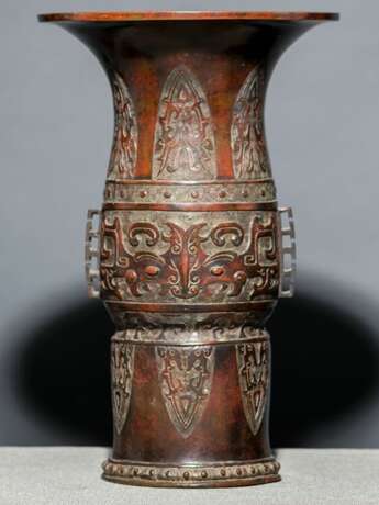 Vase aus Bronze mit archaisierendem Dekor von Taotie-Masken - Foto 1