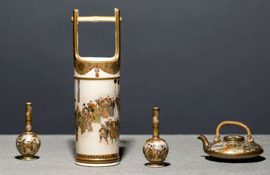 Gruppe von Satsuma-Porzellane: Ikebanavase, Schale, Paar kleine Vasen u. Sakekanne - Foto 1