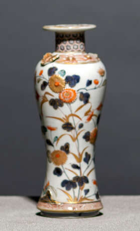 Imari-Vase mit polychromem, teils reliefiertem Dekor von blühenden Chrysanthemen - photo 1