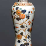 Imari-Vase mit polychromem, teils reliefiertem Dekor von blühenden Chrysanthemen - Foto 1