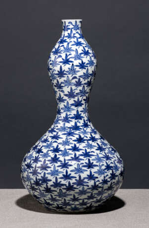 Kalebassenförmige Vase aus Porzellan mit dichtem, unterglasurblauen Dekor v. Ahornblättern - photo 1