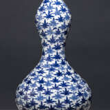 Kalebassenförmige Vase aus Porzellan mit dichtem, unterglasurblauen Dekor v. Ahornblättern - Foto 1