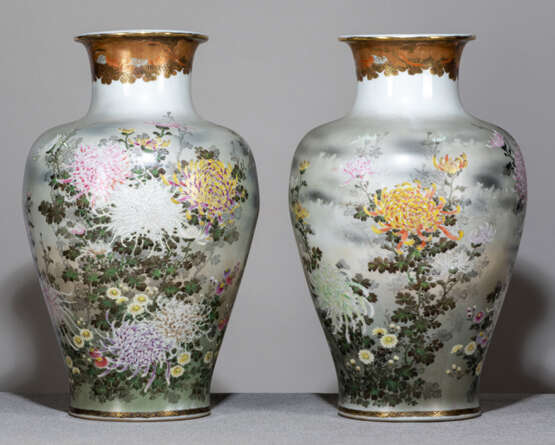 Paar Satsuma-Vasen mit Dekor von blühenden Chrysanthemensorten in zarten Emailfarben - фото 1