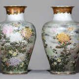 Paar Satsuma-Vasen mit Dekor von blühenden Chrysanthemensorten in zarten Emailfarben - фото 1