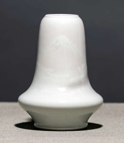 Vase aus Porzellan mit Dekor des Bergs Fuji und Wolken - Foto 1