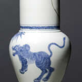 Vase aus Porzellan mit unterglasurblauem Dekor eines Tigers und Bambus - photo 1