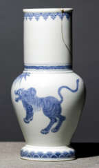 Vase aus Porzellan mit unterglasurblauem Dekor eines Tigers und Bambus