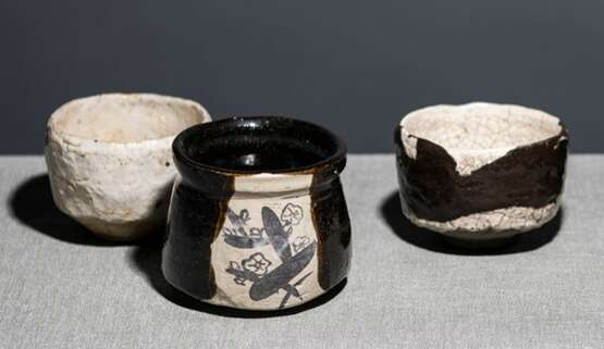 Drei Keramik Chawan, unter anderem Oribe- und Shino-Ware - Foto 1