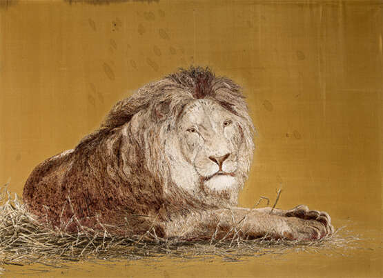 Textil mit Darstellung eines liegenden Löwen im Gras, Seidenfäden auf grünem Fond - Foto 1