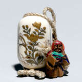 Miniatur-Inro aus Elfenbein mit floralem Goldlackdekor u. Ojime aus Holz in Form der Shojo - photo 1