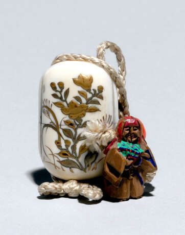 Miniatur-Inro aus Elfenbein mit floralem Goldlackdekor u. Ojime aus Holz in Form der Shojo - фото 1