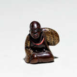 Drei Netsuke aus Holz/Elfenbein: Sitzender Mann, Manju mit Maskenträger u. Mann auf Bank - photo 1