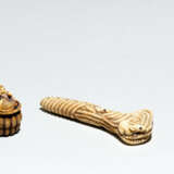 Drei Netsuke aus Elfenbein/Holz und Okimono: Ratten auf Seil, Ebisu, Nio und Pistole - фото 1