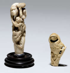 Okimono einer Affengruppe aus Elfenbein und Netsuke eines Tanuki u. Affen aus Hirschhorn