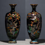 Paar Cloisonné-Vasen mit Dekor von Greifvögeln im Geäst von Ahorn auf schwarzem Fond - photo 1