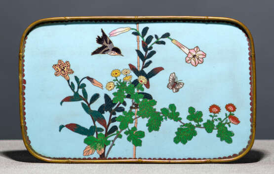 Cloisonné-Tablett mit Dekor eines Spatzen und Schmetterlings über Blüten - photo 1