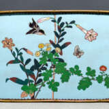 Cloisonné-Tablett mit Dekor eines Spatzen und Schmetterlings über Blüten - Foto 1