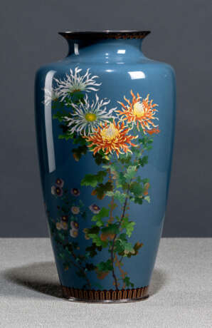 Feine Cloisonné-Vase mit Chrysanthemen-Dekor - photo 1