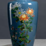 Feine Cloisonné-Vase mit Chrysanthemen-Dekor - photo 1