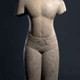 Skulptur einer männlichen Gottheit aus Sandstein - Foto 1