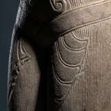 Skulptur einer männlichen Gottheit aus Sandstein - Foto 2