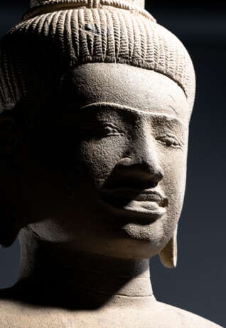 Skulptur einer männlichen Gottheit aus Sandstein - Foto 3
