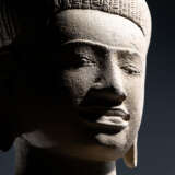 Skulptur einer männlichen Gottheit aus Sandstein - photo 3