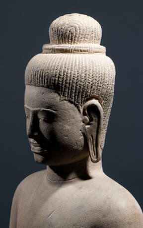 Skulptur einer männlichen Gottheit aus Sandstein - фото 4