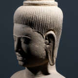 Skulptur einer männlichen Gottheit aus Sandstein - Foto 4