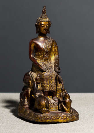 Bronze des Buddha Shakyamuni auf einem Felsen sitzend mit einem Affen und einem Elefanten - Foto 1