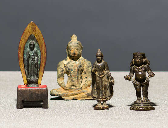 Acht Bronzen mit Darstellung von diversen Gottheiten - Foto 1