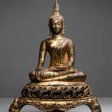 Bronze des Buddha Shakyamuni im Meditationssitz mit goldfarbener Lackfassung - фото 1