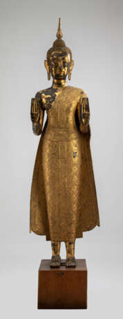 Große Bronze des Buddha Shakyamuni mit goldfarbener und schwarzer Lackfassung - фото 1