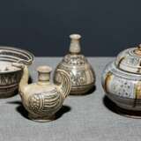 Vier Gefäße aus Steinzeug: Schale, Entenförmige Kanne, Deckelgefäß und Flasche - photo 1
