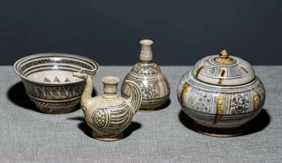 Vier Gefäße aus Steinzeug: Schale, Entenförmige Kanne, Deckelgefäß und Flasche - photo 1