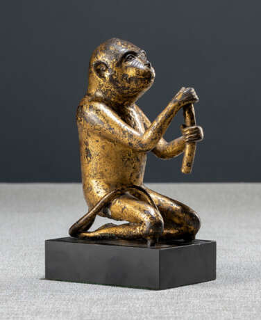 Bronze eines sitzenden Affen mit goldener und schwarzer Lackfassung - фото 1
