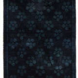 Ein blauer Teppich mit Blütenmuster und ein gelbgrundiger Sitzteppich - фото 1
