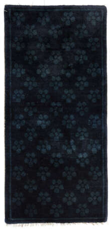 Ein blauer Teppich mit Blütenmuster und ein gelbgrundiger Sitzteppich - фото 1
