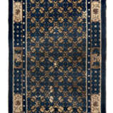 Blau-gelber Teppich mit Rautenmuster und Blumenranken - фото 1
