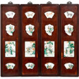 Vier Wurzelholz-Paneele mit 'Famille verte'-dekorierten Porzellanplatten - photo 1