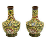 CHINA Paar Cloisonné-Vasen, 19./20. Jahrhundert - Foto 1