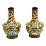 CHINA Paar Cloisonné-Vasen, 19./20. Jahrhundert - Foto 2