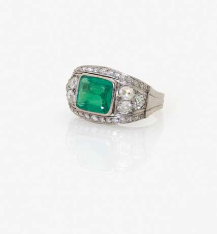 Ring mit Smaragd und Diamanten. Deutschland, um 1930 - фото 1