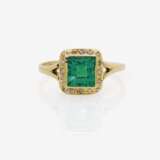 Ring mit Smaragd und Diamantrosen - photo 1