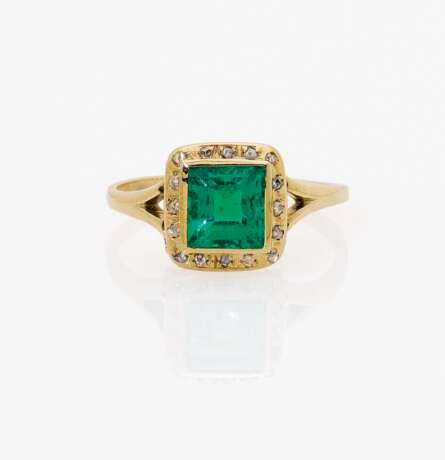 Ring mit Smaragd und Diamantrosen - фото 1