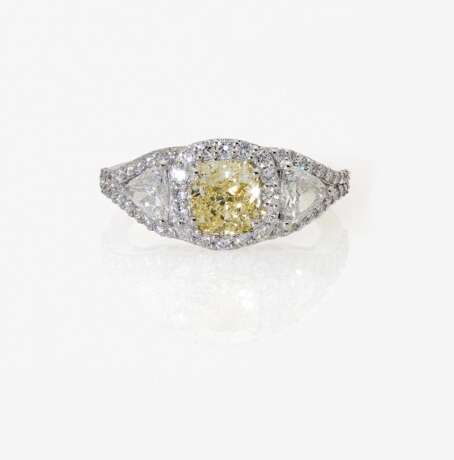 Ring mit gelbem Diamant und weißen Diamanten. Italien - Foto 1