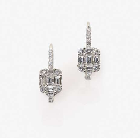 Ein Paar Ohrgehänge mit Diamanten. Deutschland - Foto 1