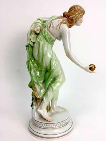 Porzellan-Figur: "Kugelspielerin", Meissen Porzellan, Walter Schott, 1. Wahl, vor 1924, Höhe 39 cm, sehr gut. - photo 4