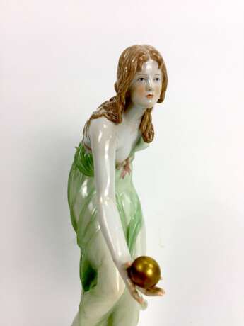 Porzellan-Figur: "Kugelspielerin", Meissen Porzellan, Walter Schott, 1. Wahl, vor 1924, Höhe 39 cm, sehr gut. - photo 7